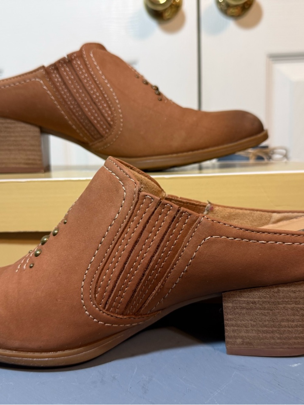 Earth Women's sand brown “Mendon” Low Block Heel Mules